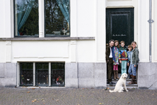 852186 Portret van Charles, Bente, Victor, Aron, Ireen en de hond Tess, bewoners van een huis aan het Lucasbolwerk te ...